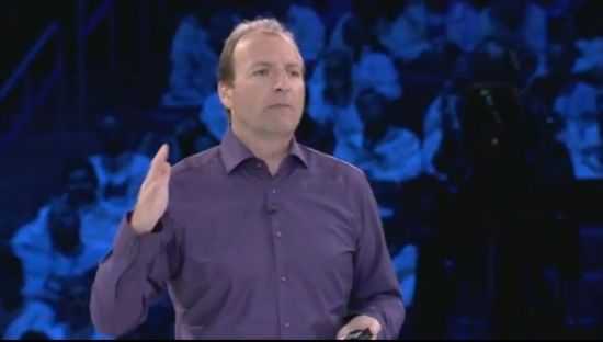 微软高级副总裁安迪·利兹(Andy Lees)在大会上做主题演讲